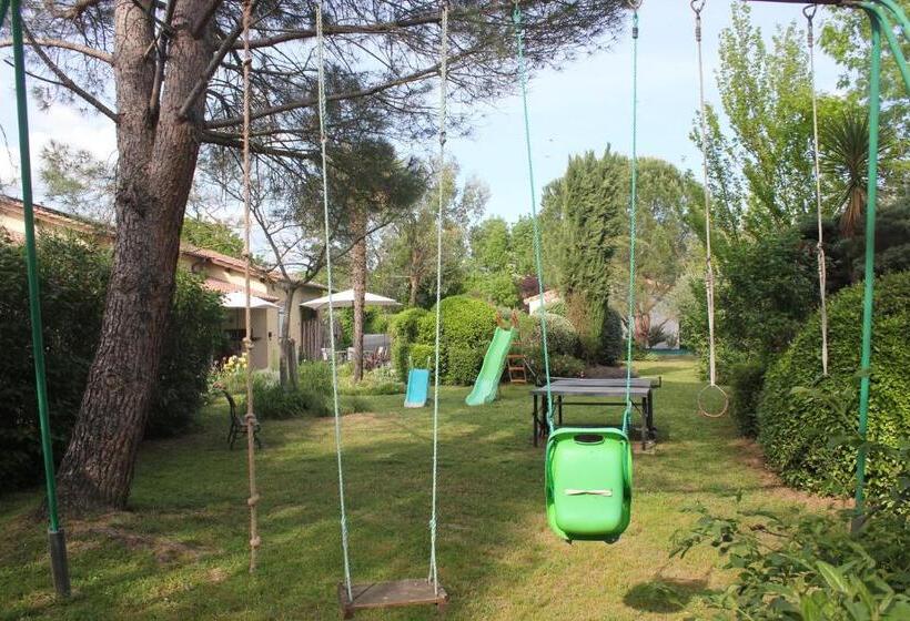 اتاق استاندارد با چشم‌انداز استخر, Les Sittelles