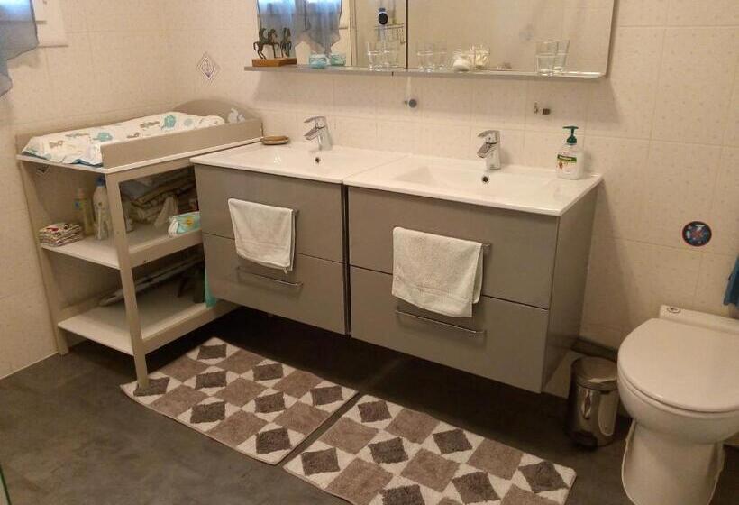 标准单人间, Les Sittelles