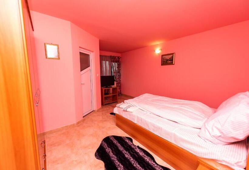 شقة غرفتين, Pensiunea Tavisa