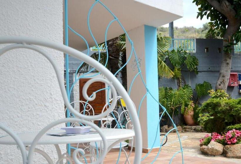 غرفة قياسية مطلّة علي حمام السباحة, Villa Dessena Guest House