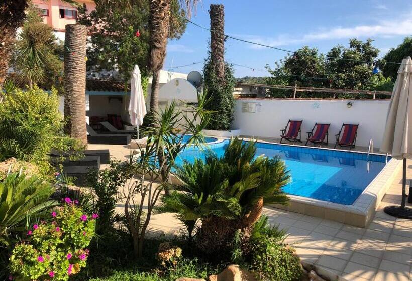 Номер Стандарт Вид на Бассейн, Villa Dessena Guest House