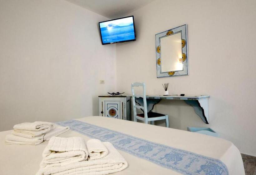 غرفة قياسية مطلّة علي حمام السباحة, Villa Dessena Guest House