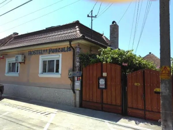 ファミリーステューディオ, Hostel Pascalis Alesd
