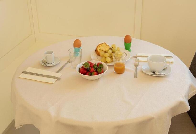 جناح جونيور, Podere Abbazia B&b