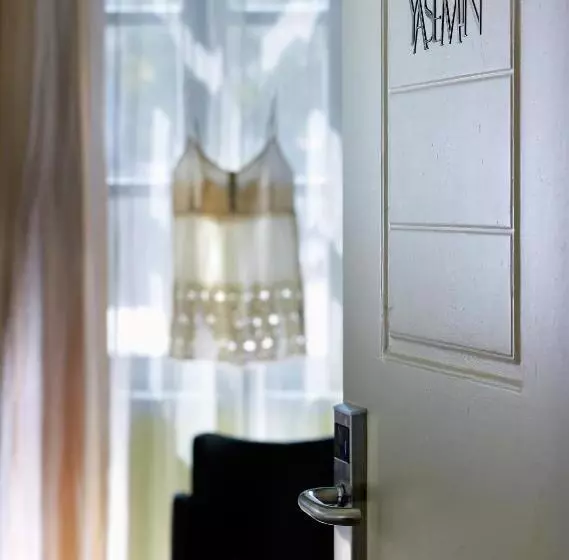 اتاق دوبلکس, Elia Fatma Boutique