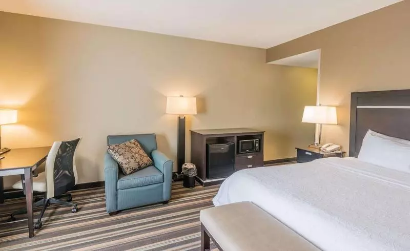 キングサイズベッドのスタンダードルーム, Hampton Inn New Albany