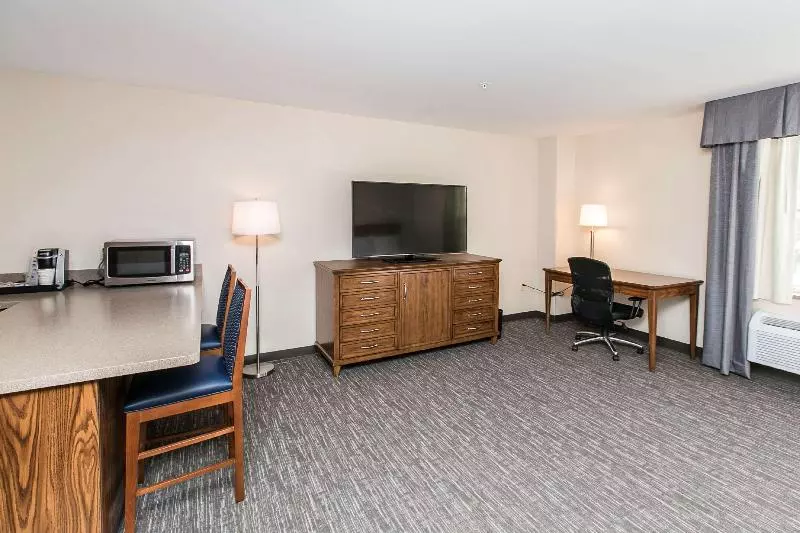スタンダードスタジオ, Hampton Inn & Suites Toledoperrysburg