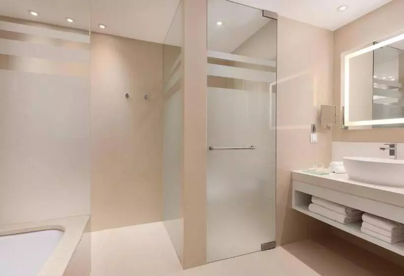オーシャンビューデラックスルームバルコニー付き, Pine Cliffs Hotel, A Luxury Collection Resort