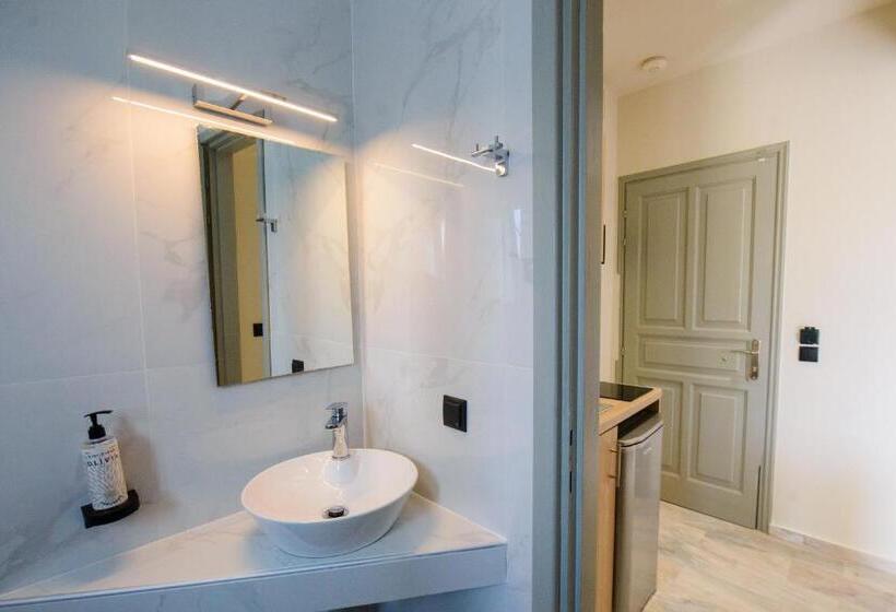 غرفة قياسية, Saint Spiridon