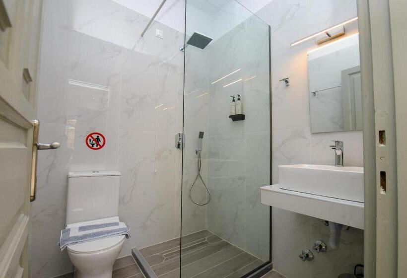 غرفة قياسية ثلاثية, Saint Spiridon