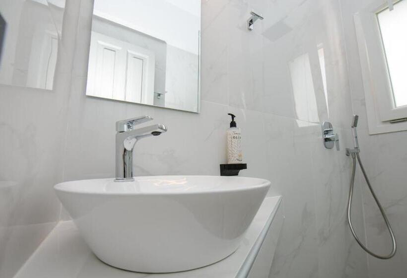 غرفة قياسية, Saint Spiridon