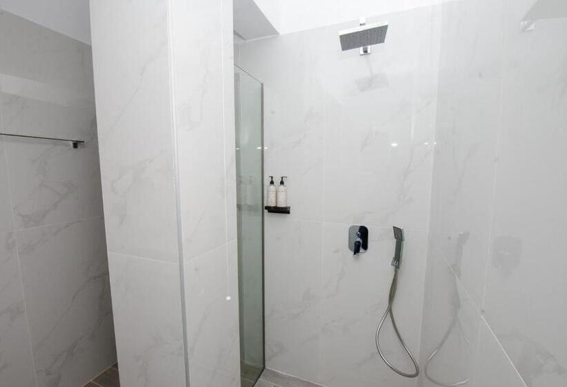 غرفة قياسية ثلاثية, Saint Spiridon