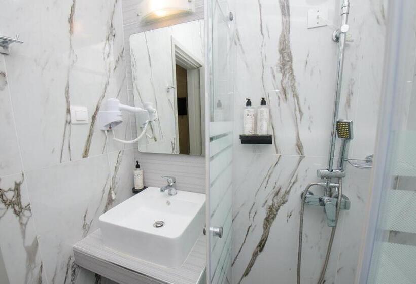 غرفة قياسية رباعية, Saint Spiridon