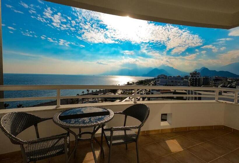 اتاق استاندارد با چشم‌انداز دریا, The Corner Park