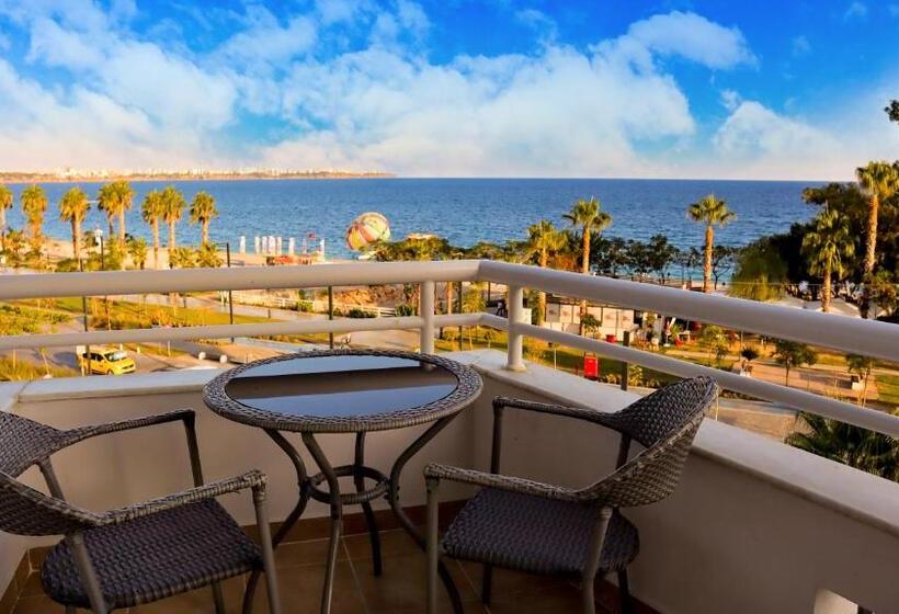 اتاق استاندارد با چشم‌انداز دریا, The Corner Park