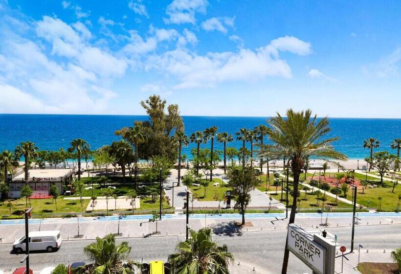 اتاق استاندارد با چشم‌انداز دریا, The Corner Park