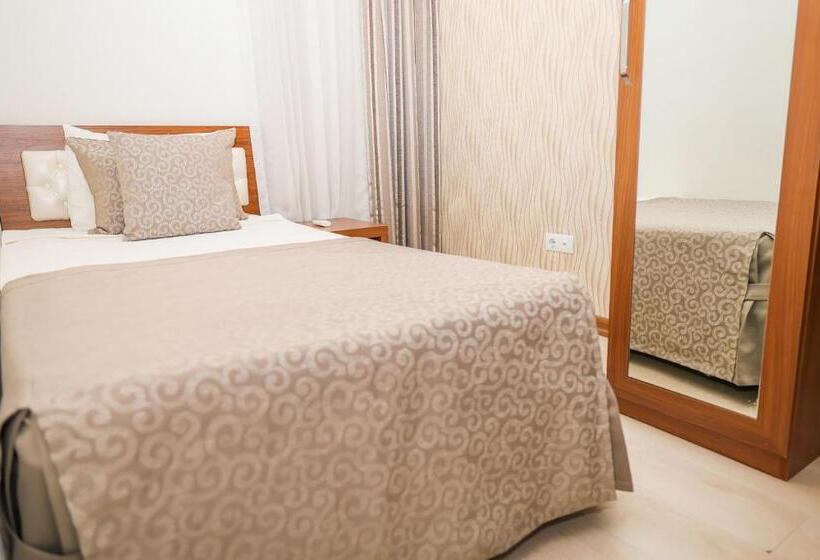 اتاق خانوادگی, The Corner Park