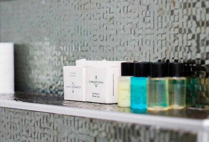 اتاق خانوادگی, The Corner Park