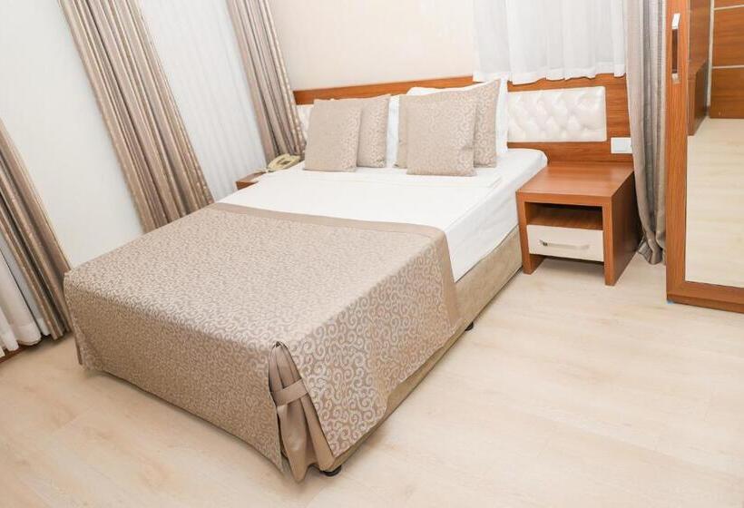 اتاق خانوادگی, The Corner Park