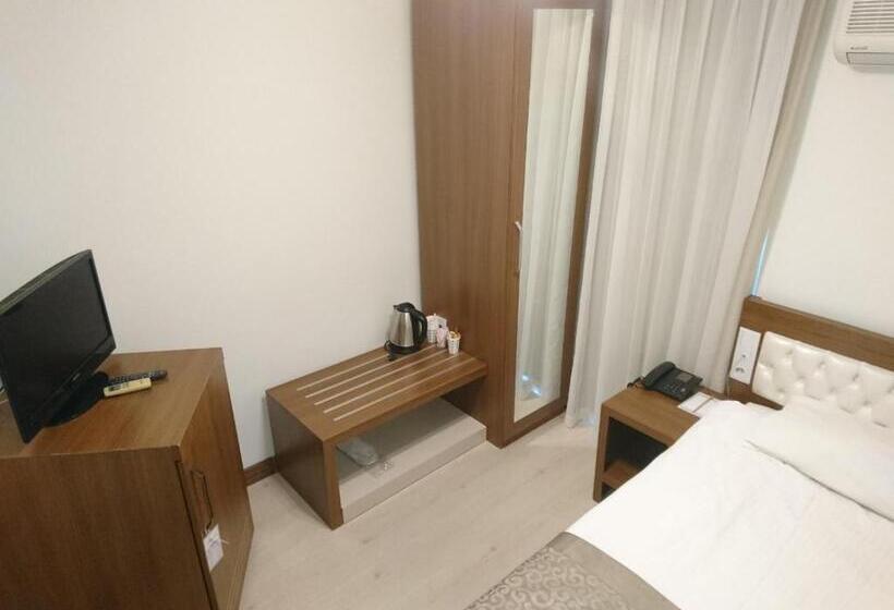 اتاق اکونومی, The Corner Park