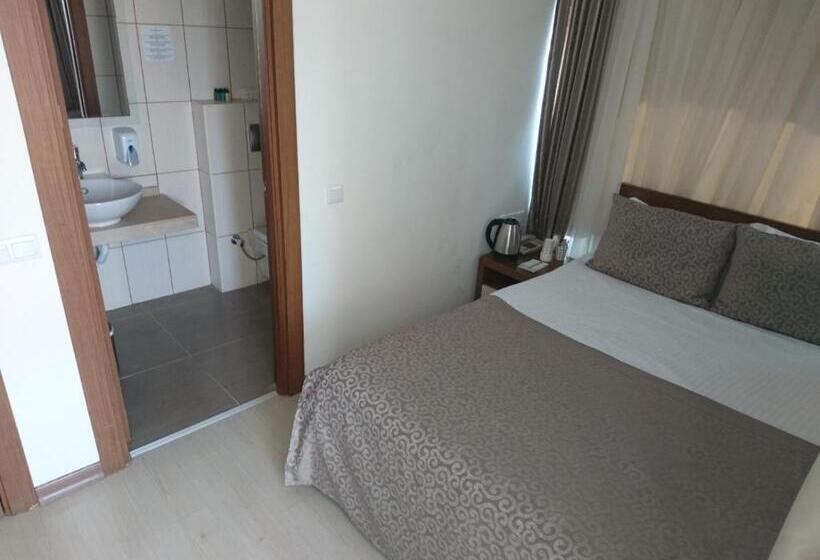 اتاق اکونومی, The Corner Park