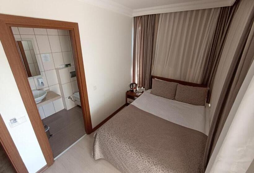 اتاق اکونومی, The Corner Park