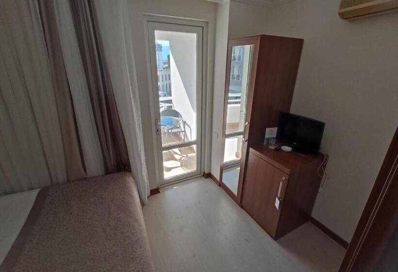 اتاق اکونومی, The Corner Park