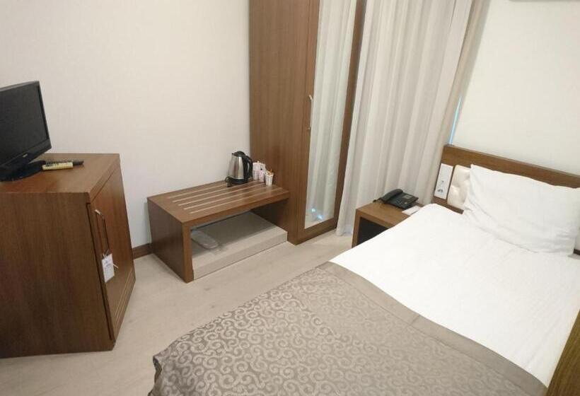 اتاق اکونومی یک تخته, The Corner Park