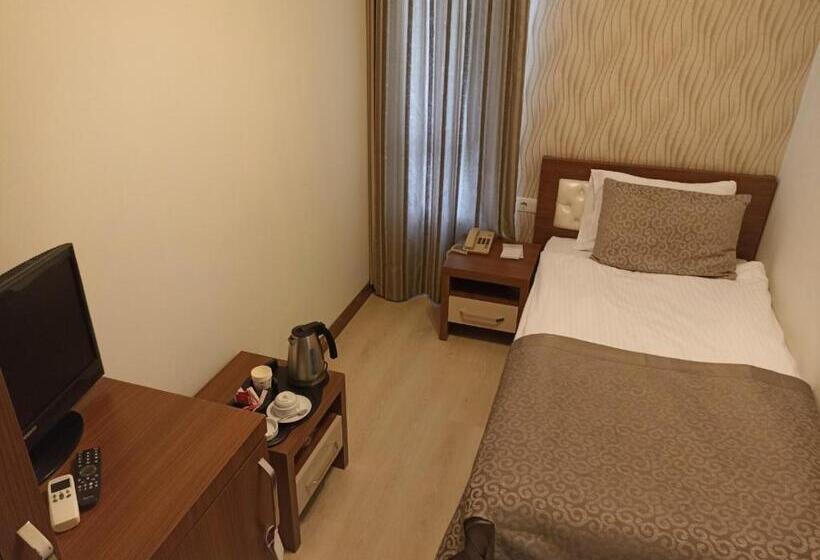 اتاق اکونومی یک تخته, The Corner Park