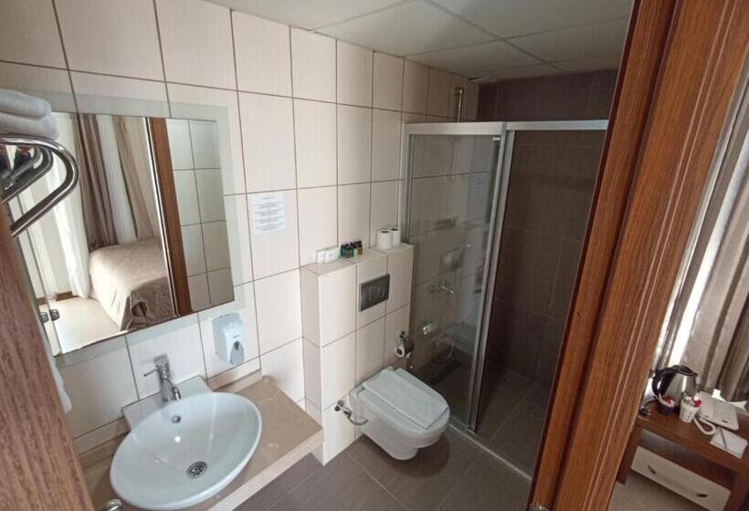 اتاق اکونومی یک تخته, The Corner Park