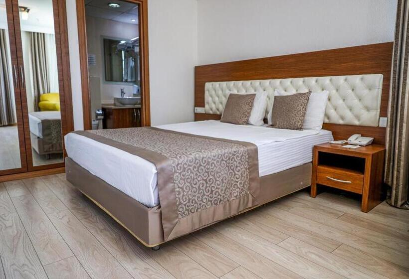 اتاق استاندارد با چشم‌انداز دریا, The Corner Park