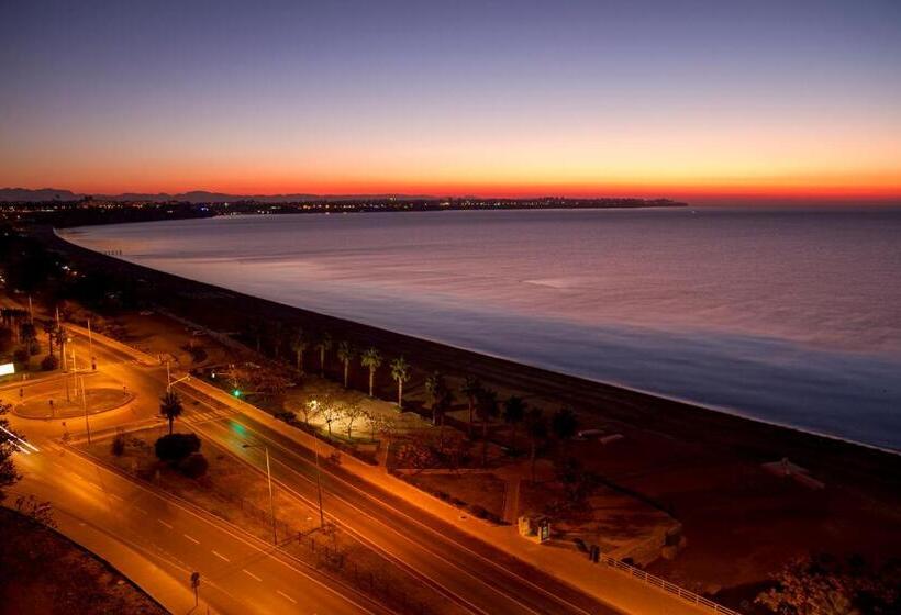 اتاق استاندارد با چشم‌انداز دریا, The Corner Park