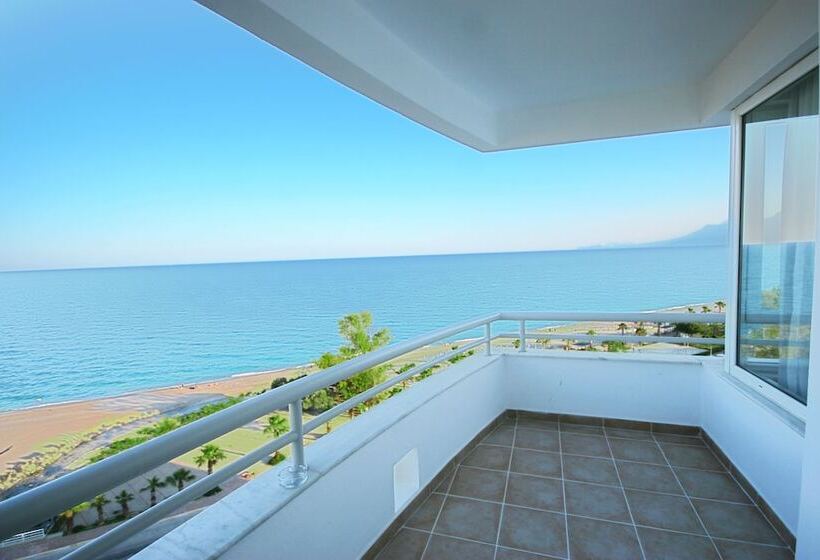 اتاق استاندارد با چشم‌انداز دریا, The Corner Park