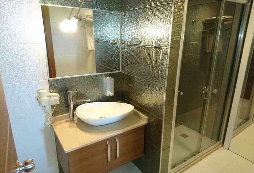 اتاق خانوادگی, The Corner Park