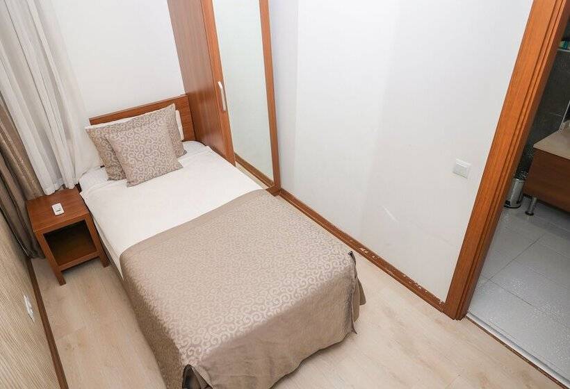 اتاق خانوادگی, The Corner Park