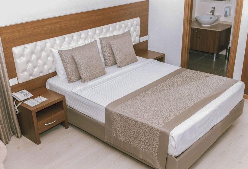 اتاق خانوادگی, The Corner Park