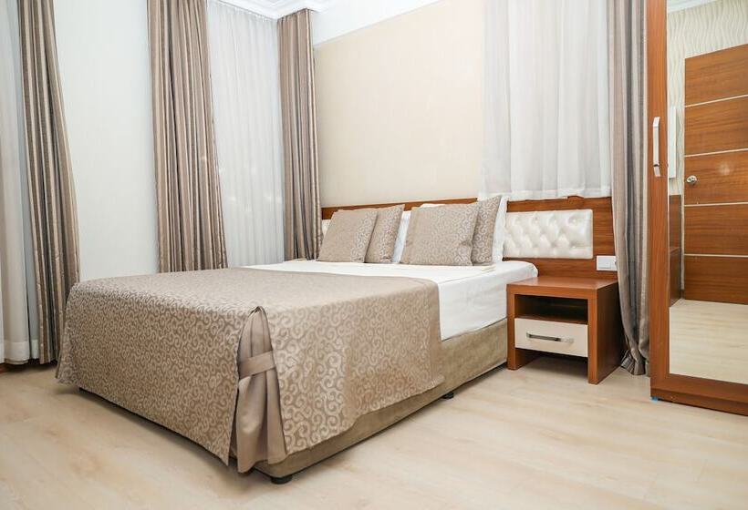 اتاق خانوادگی, The Corner Park