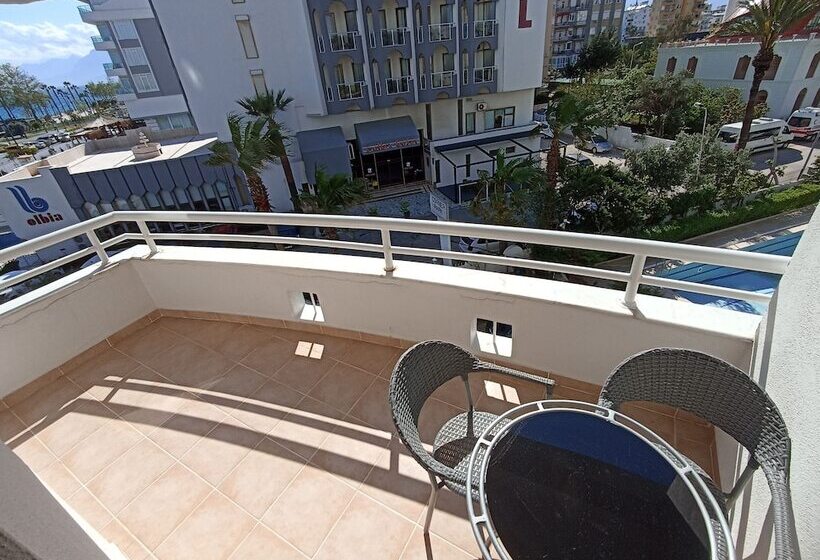 اتاق اکونومی, The Corner Park