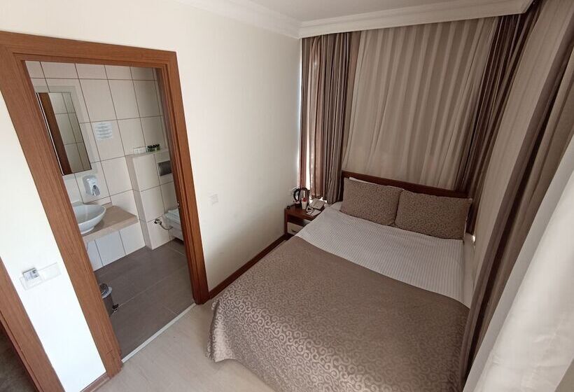 اتاق اکونومی, The Corner Park