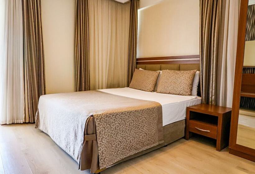 اتاق اکونومی, The Corner Park