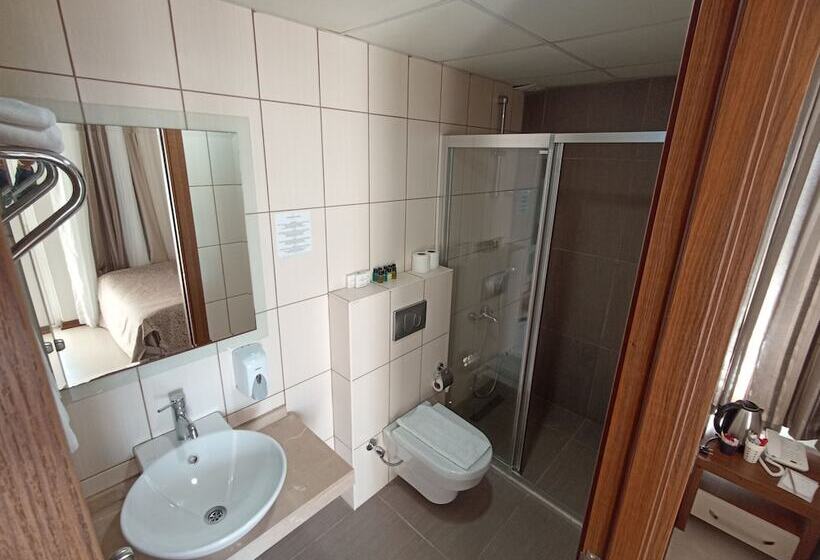 اتاق اکونومی یک تخته, The Corner Park