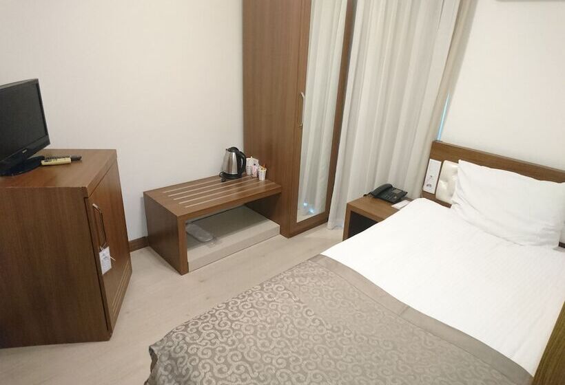 اتاق اکونومی یک تخته, The Corner Park