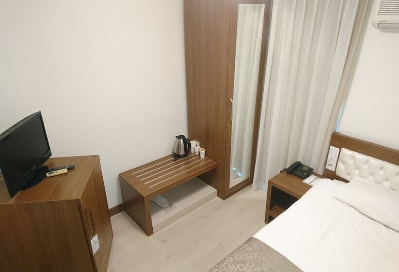 اتاق اکونومی یک تخته, The Corner Park