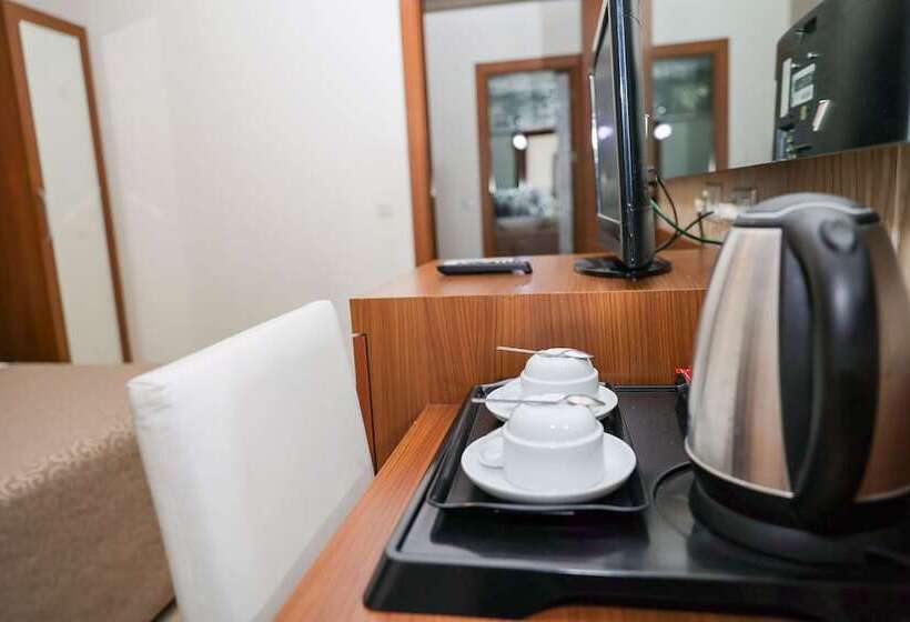 اتاق اکونومی یک تخته, The Corner Park