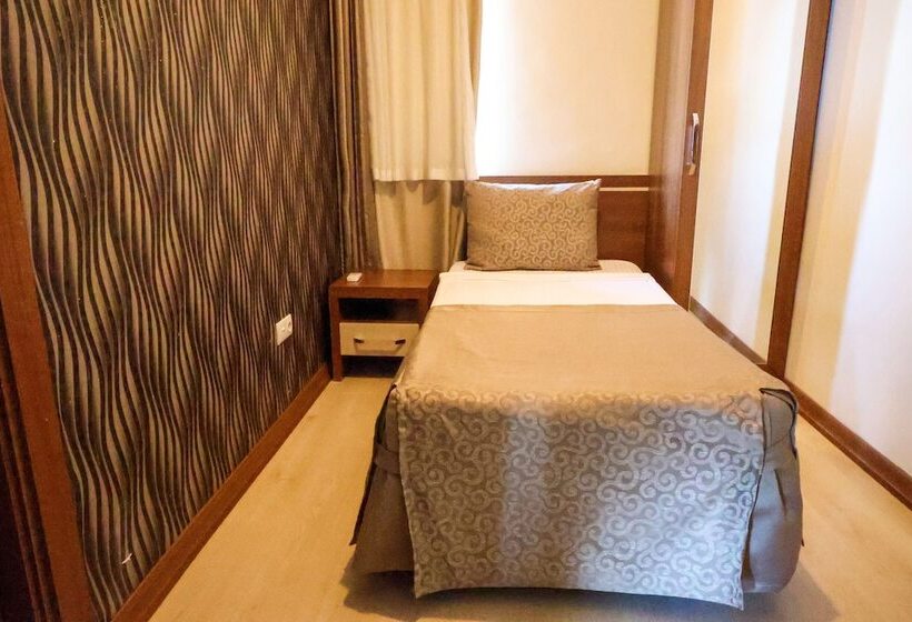 اتاق اکونومی یک تخته, The Corner Park