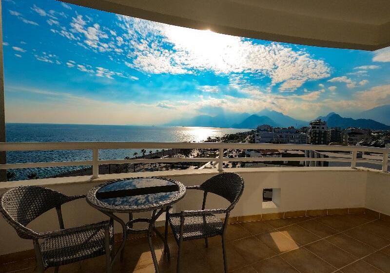 اتاق استاندارد با چشم‌انداز دریا, The Corner Park