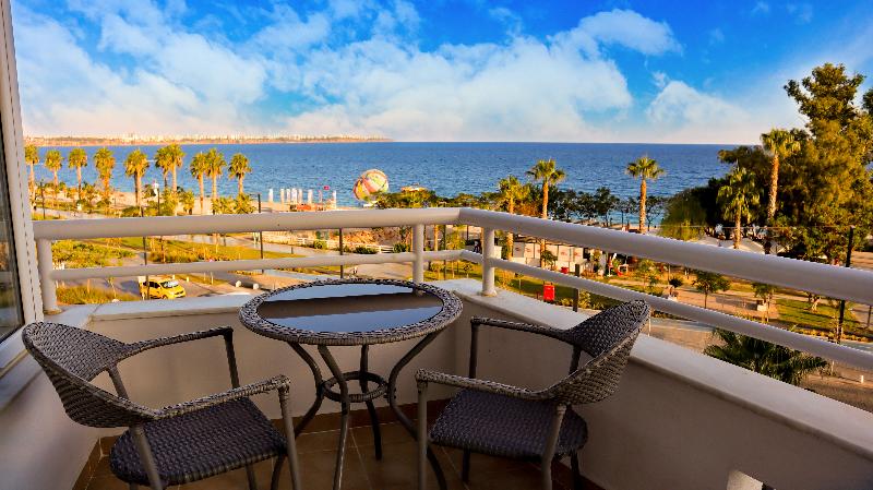 اتاق استاندارد با چشم‌انداز دریا, The Corner Park