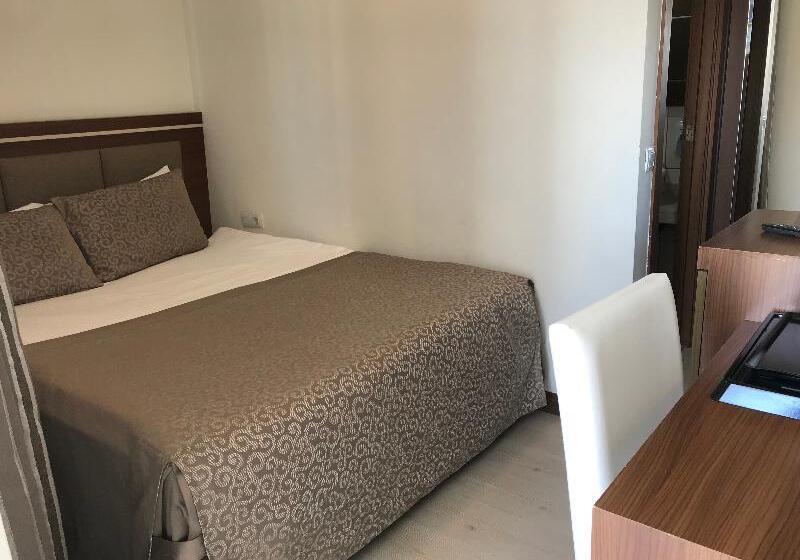 اتاق اکونومی, The Corner Park