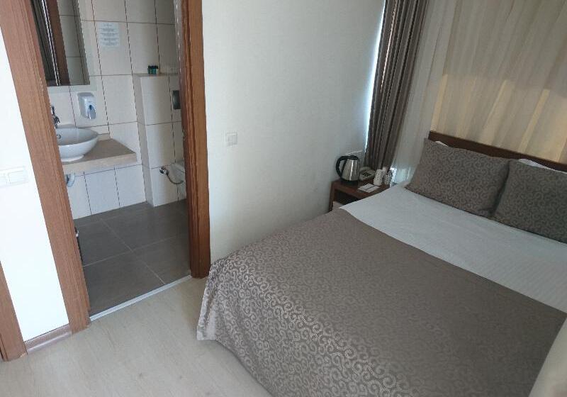 اتاق اکونومی, The Corner Park