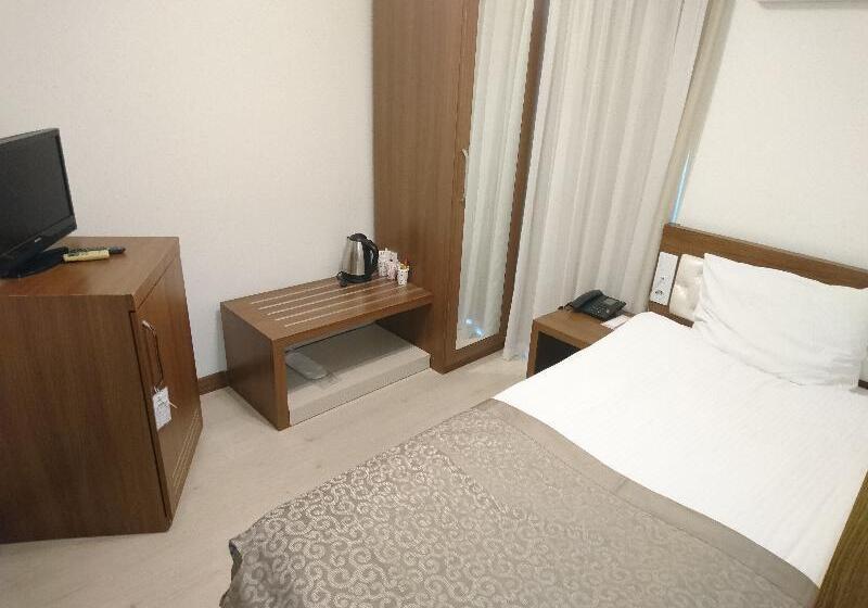 اتاق اکونومی یک تخته, The Corner Park